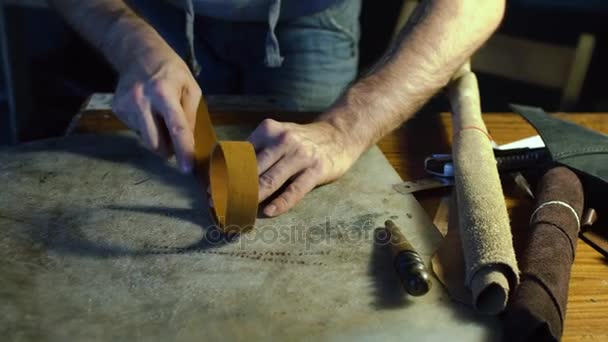 Processo di lavorazione della cintura in pelle nel laboratorio del cuoio — Video Stock