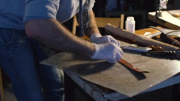 Artesano bolso de cuero en el trabajo en un taller — Vídeos de Stock