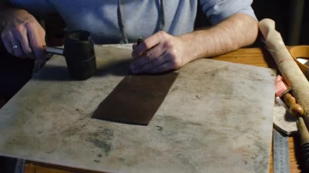 Профессиональная реконструкция ремесленника, делающего изделия из кожи — стоковое видео