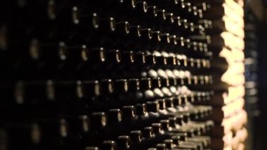 sığ derinlik-in tarla bir mahzeni şarap şişeleri büyüğe