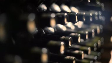 sığ derinlik-in tarla bir mahzeni şarap şişeleri büyüğe