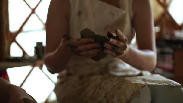 Le mani di donne fanno una pentola su ruota di ceramica — Video Stock