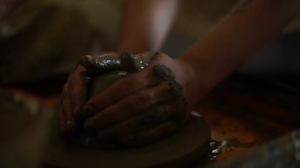 Kvinnans händer gör en pott på keramik hjul — Stockvideo