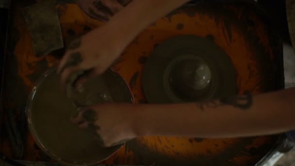 Женские руки делают горшок на гончарном круге — стоковое видео