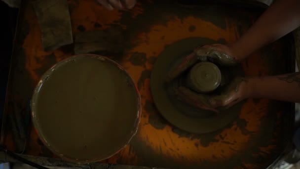 Mains de femmes fait un pot sur la roue de poterie — Video