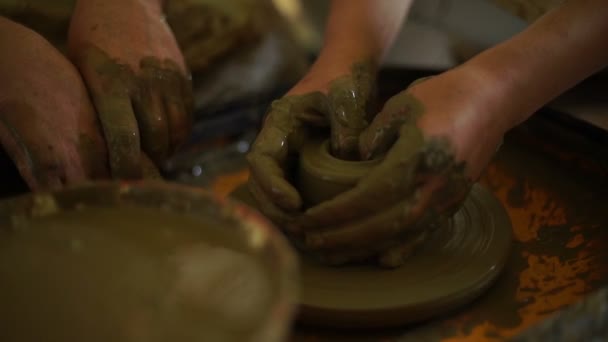 Zenske ruce dělá hrnec na hrnčířského kruhu — Stock video