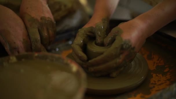 Dames handen maakt een pot van aardewerk wiel — Stockvideo