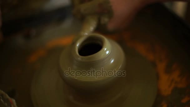 Womans hands makes a pot on pottery wheel — Stock Video