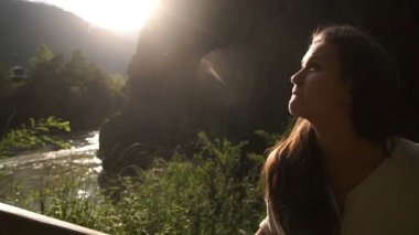 Beautyful Kız günbatımı seyir yürüyüş ve slowmotion 120 fps kameraya gülümseyen