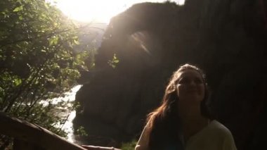 Beautyful Kız günbatımı seyir yürüyüş ve slowmotion 120 fps kameraya gülümseyen