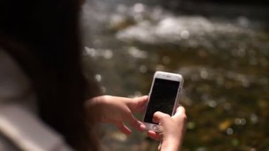 Genç kız alarak fotoğraf peyzaj ile cep telefonu akıllı