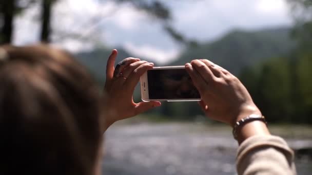 Mladá dívka fotografování krajiny s Mobile chytrý telefon — Stock video