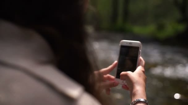 Chica joven tomando fotos del paisaje con el teléfono inteligente móvil — Vídeos de Stock