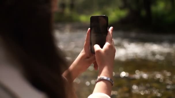 Ung flicka att ta foton av landskap med Mobile Smart telefon — Stockvideo