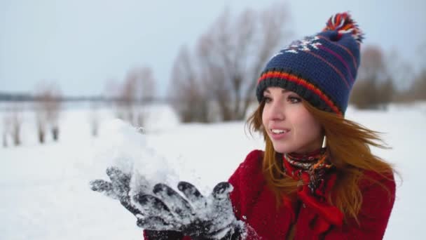 Νεαρή γυναίκα ευτυχισμένη που ρίχνουν το χιόνι στον αέρα και ευτυχισμένο γέλιο σε αργή κίνηση 120fps — Αρχείο Βίντεο