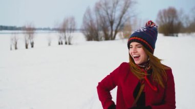 İçtenlikle olumlu kızıl saçlarını kadın mutlu genç gülmek