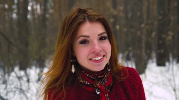 Feliz joven jengibre positivo mujer del pelo es reír sinceramente — Vídeo de stock