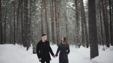 Genç zevk kış döneminde orman yürüme Çift
