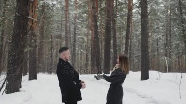 Açık havada kış orman karda oynayan genç Çift.