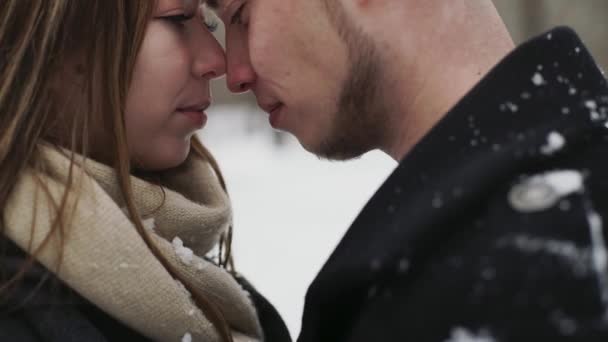 Extra close up van een paar rustige mooie romantische jonge gelukkig 20s in liefde omhelst glimlachend en zachtjes zoenen — Stockvideo