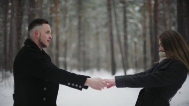 20'li yaşlarda adam kız arkadaşı kaldırma ve bir kar kış ormanda eğleniyor
