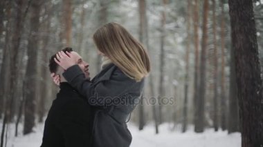 20'li yaşlarda adam kız arkadaşı kaldırma ve bir kar kış ormanda eğleniyor