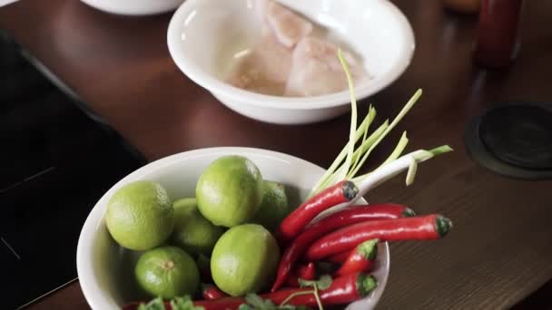 キッチン テーブル専門チーフに野菜や魚のパノラマ ビュー — ストック動画