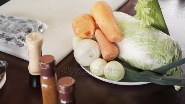 Panoramatický pohled ze zeleniny a ryb na kuchyňský stůl profesionální náčelník