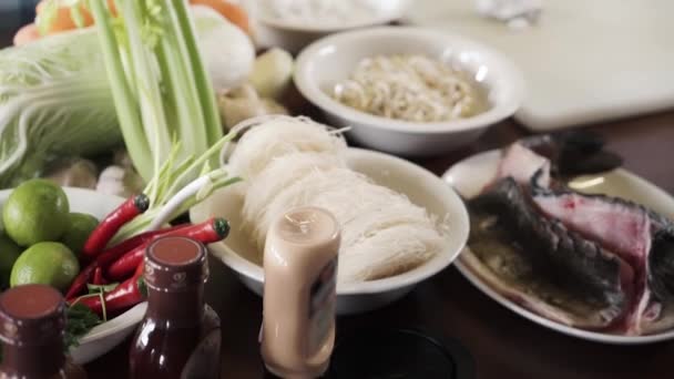 Vista panorámica de verduras y pescado en una mesa de cocina chef profesional — Vídeo de stock