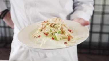 panoramik bir bahar salatası yemek ahşap bir masaya