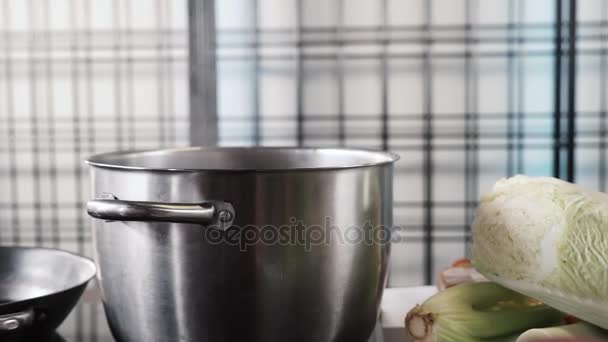 Padella bollente sul bruciatore tra le verdure — Video Stock