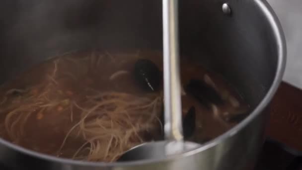 Chefs mãos cozinhar sopa, misturando com colher de metal na cozinha moderna — Vídeo de Stock