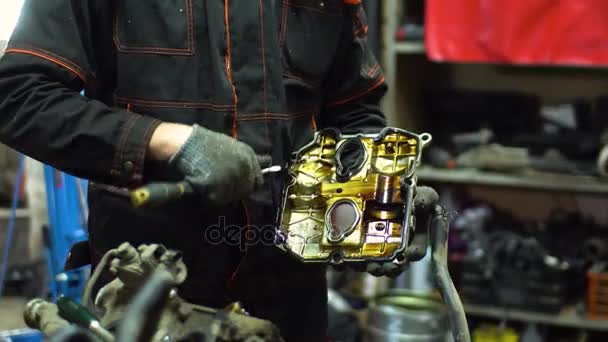 Motor mecánico profesional del arreglo del coche — Vídeo de stock