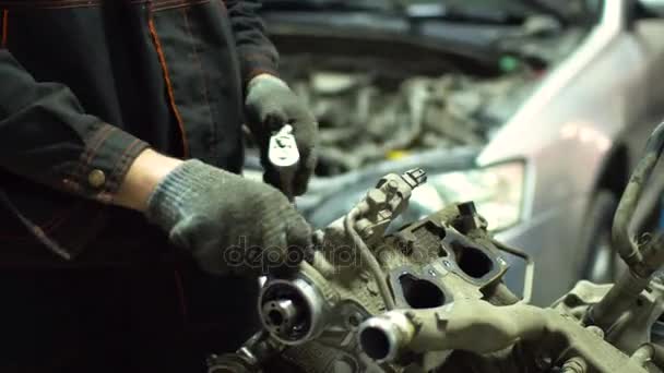 Mécanicien de voiture professionnel fixe moteur 