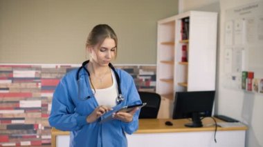 Kadın hemşire tıbbi ofis tablet ile portresi. 4k