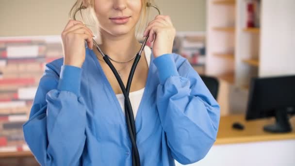 Infirmière 20s avec stéthoscope dans un cabinet médical — Video