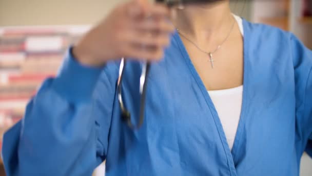 Retrato de jovem estetoscópio no pescoço e uniforme azul. 4k — Vídeo de Stock