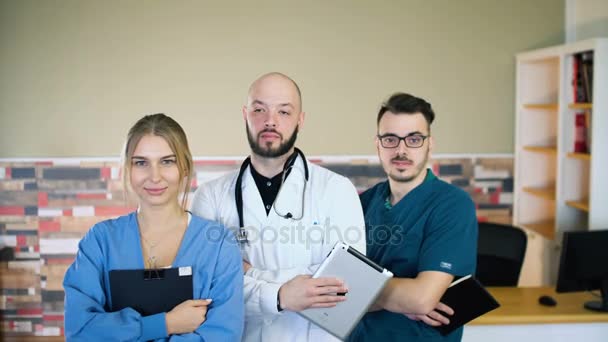 Portret uśmiechający się pracowników medycznych na office gabinet lekarski Szpital — Wideo stockowe