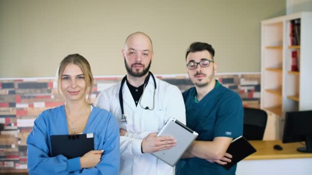 Retrato de trabajadores médicos sonrientes en un consultorio médico de un hospital — Vídeos de Stock