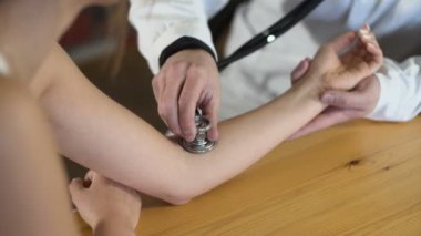 bir erkek bir doktor yakın eller stetoskop ile 4k nabız ölçme