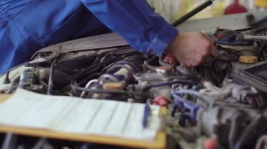 Araba tamircisi açılan başlık, tanılama altında arabasını tamir mavi üniformalı