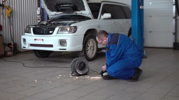 Car mechanic work with circular saw cutting metal with sparks in super slow motion 120 fps — Stock Video