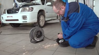 Araba mekanik iş daire testere kesme metal sparks süper yavaş hareket ile 120 fps