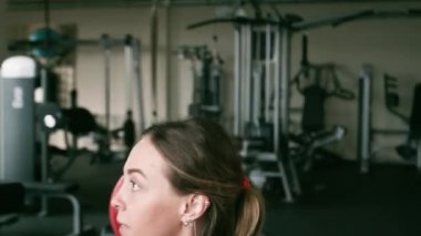 20'li siyah spor giyim kadın sportif kadında bir spor salonunda halter kaldırma