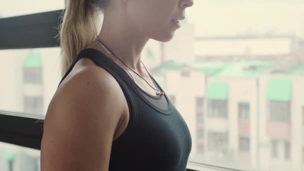 Közeli kép a szépség sportos nő gyakorlatok a bicepsz, a súlyzó, egy edzőteremben csinál. lassú mozgás — Stock videók
