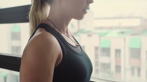 Close-up van schoonheid sportieve vrouw doet oefeningen op biceps met halters in een sportschool. Slow motion — Stockvideo