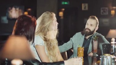 1 erkek 2 kadın şirketiz kodes gözlük çubuğunda, mutlu konuşmak ve gülmek