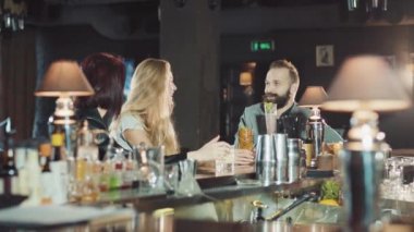 1 erkek 2 kadın şirketiz kodes gözlük çubuğunda, mutlu konuşmak ve gülmek