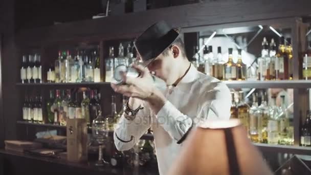 Barkeeper der 20er Jahre bereitet Cocktail in einer Nachtbar zu — Stockvideo