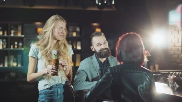 Gesellschaft von 3 Personen junge 20er Jahre Freunde unterhalten sich an der Nachtbar, Pub — Stockvideo